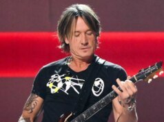 Keith Urban sobe ao palco no CMAs na primeira aparição em uma premiação desde a separação de Nicole Kidman