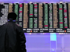 Ibovespa bate recorde histórico e dólar termina em queda