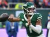 Jets’ Fields surpreso com o banco, ainda se vê como um QB1
