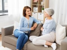 Como garantir que um parente ou amigo idoso esteja cuidando de si neste inverno