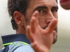Mitchell Starc dá um soco certeiro no Cricket Australia antes do primeiro teste no Perth Stadium contra a Inglaterra