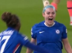 Rivais ficam boquiabertos quando Carpenter ataca