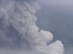 Vulcão na Indonésia entra em erupção, nível de alerta elevado ao mais alto