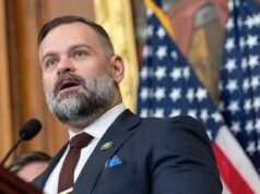 Quem é Cory Mills, alvo republicano da censura?