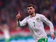 Posição do Man Utd sobre a contratação de Troy Parrott após o heroísmo de três gols na Irlanda, comparação feita com Harry Kane