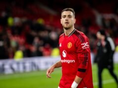 Gary Neville profundamente intrigado com o que Diogo Dalot estava fazendo na derrota do Man Utd por 1 a 0 para o Everton, ‘de repente…’