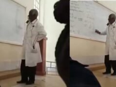 Os alunos caem na gargalhada enquanto o professor fica preso ao resolver a equação