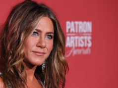 Jennifer Aniston estiliza o cabelo do namorado Jim Curtis – Assista