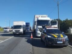 Carro é atropelado por dois caminhões e mata três no PR