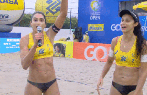 Carol comemora prisão de Bolsonaro no pódio da Copa do Mundo de vôlei de praia: ‘Pior presidente da história’