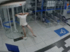 Suspeito fica de cueca quando fica preso em uma porta giratória durante uma tentativa de assalto a banco