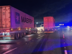 Policiais são atropelados no ombro de Imigrantes após ajudar motorista a trocar pneu