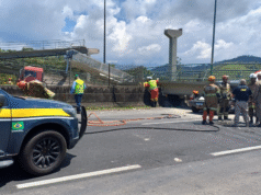 Desabamento de passarela mata motorista após colisão de caminhão no RJ