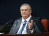 Dino acompanha Moraes e vota para cumprir sentença de Bolsonaro