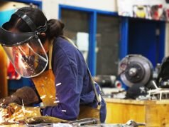 As mulheres no comércio carecem de uniformes seguros e adequados