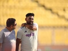 O jogador de críquete indiano Mohammed Siraj chateado com a Air India após quatro horas de atraso