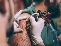 Novo estudo desafia o que sabemos sobre tatuagens e câncer de pele