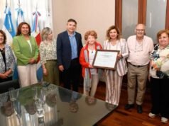 O prefeito Fuentes concedeu a distinção Cidadão Centenário a Yolanda Paz de Scaglione