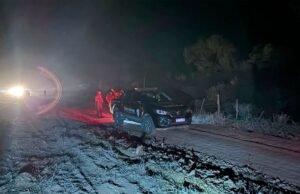 Bombeiros combatem um grande incêndio florestal