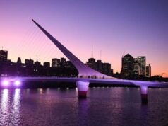 Eles encontram um homem morto que pulou da Ponte da Mulher