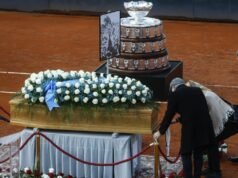 Centenas de pessoas homenageiam o grande tenista Nicola Pietrangeli no memorial de Roma