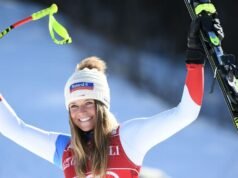 A campeã de esqui Corinne Suter sai um mês após acidente de treino