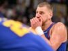 Nikola Jokic, do Nuggets, tentando marcar falta de continuação de 3 chutes