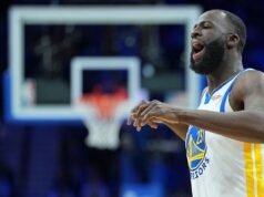 Draymond Green sai da derrota do Warriors para o Sixers com lesão no pé