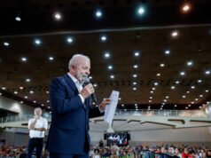 Queda da pobreza está ligada a inflação mais baixa e salários mais altos, diz Lula