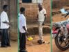 A reação inestimável do pai nigeriano derrete corações quando o filho lhe presenteia com uma motocicleta em vídeo viral