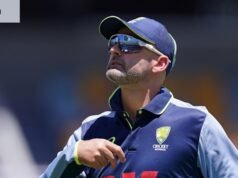 A ausência de Nathan Lyon foi notada enquanto Joe Root levava a Inglaterra a um primeiro dia forte em Brisbane