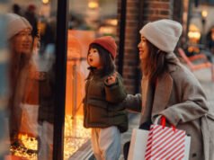 Boom de compras de fim de ano desafia pesquisas sombrias com consumidores