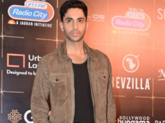 Agastya Nanda fica emocionada ao lembrar de Dharmendra no evento Ikkis