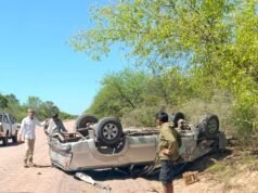 Cinco jovens ficaram feridos após camião capotar numa estrada local