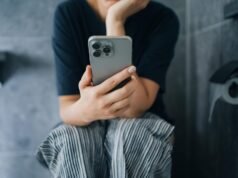 Verificar o telefone no banheiro pode causar mais danos do que você pensa