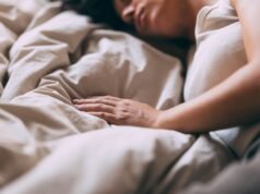 Especialistas em sono explicam o solavanco repentino que você sente enquanto cochila